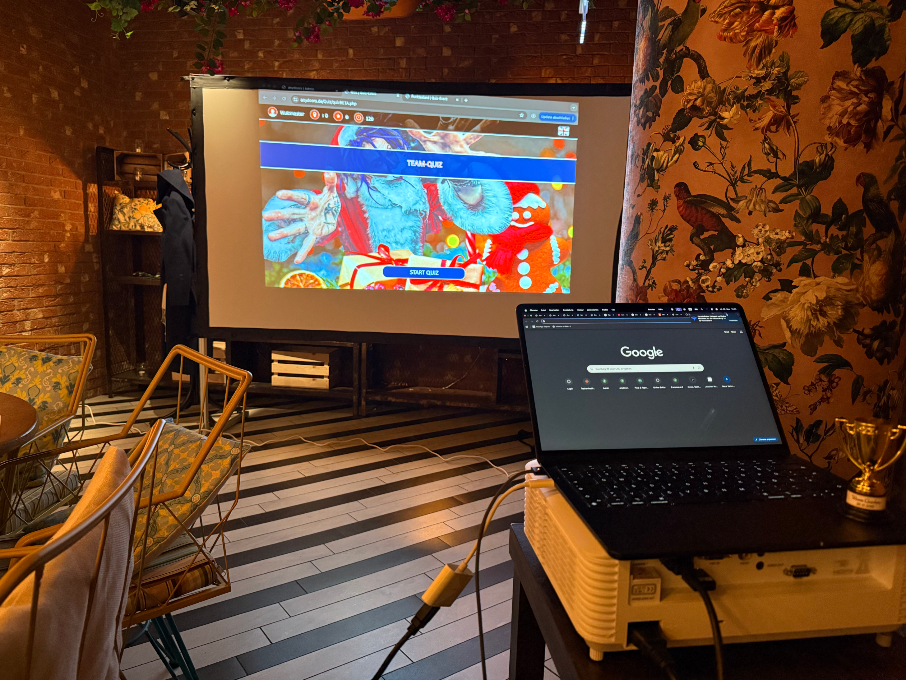 Weihnachts-Quizshow: Moderator während des Teamevents